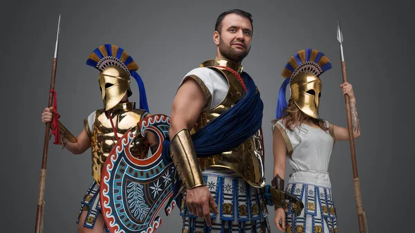 青銅の鎧と槍を持つ軍と2人の戦士のギリシャ軍の肖像 — ストック写真