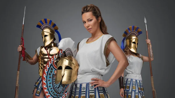 古代の女性戦士のショットギリシャから白いチュニックと羽のついたヘルメット — ストック写真