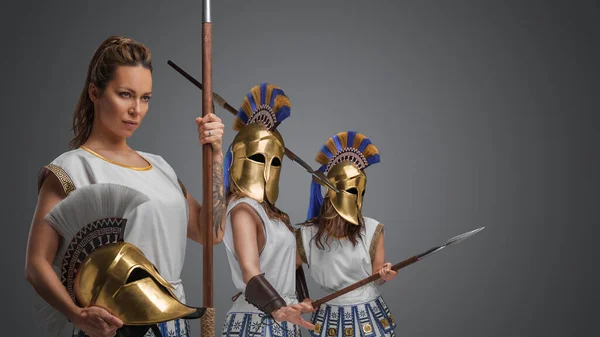 Studioaufnahme Griechischer Kriegerinnen Aus Der Vergangenheit Weißen Tuniken — Stockfoto