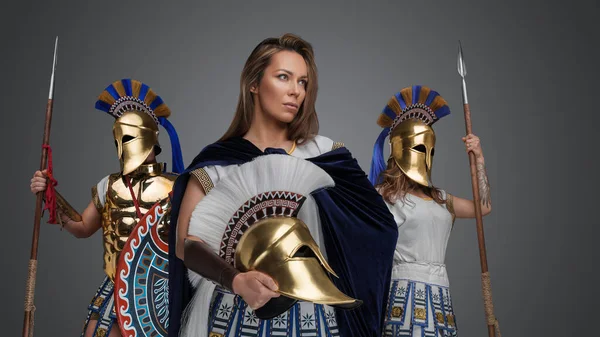 Porträtt Tre Grekiska Kvinnliga Krigare Med Spjut Och Gyllene Pluggade — Stockfoto