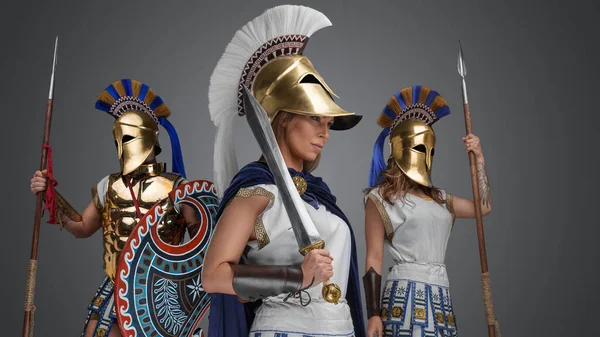 Studioaufnahme Isolierter Griechischer Kriegerinnen Mit Federhelmen Auf Grauem Hintergrund — Stockfoto
