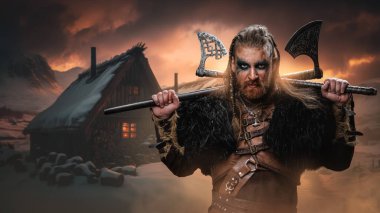 Cesur İskandinav savaşçısı sanatı. Kuzey köyünde eskiden kalma çift balta ve kürklü..