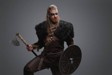 Zırh ve siyah kürk giymiş gri arka planda eski Viking vandalının fotoğrafı..