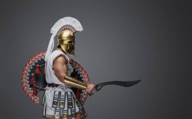 Beyaz tunik ve zırh giymiş antik Yunan askerinin portresi..