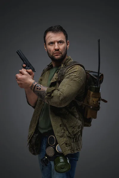 Shot Serious Guy Gun Backpack Survived Post Apocalypse — Stock Photo, Image