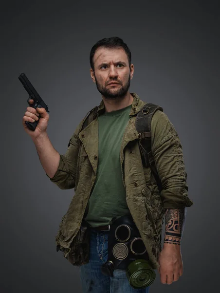 Shot Serious Guy Gun Backpack Survived Post Apocalypse —  Fotos de Stock