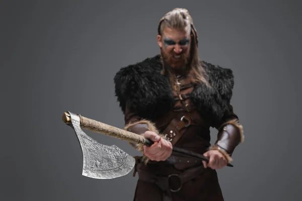 黒い毛皮の服を着た北から恐ろしい野蛮人のショットと巨大な斧を保持 — ストック写真