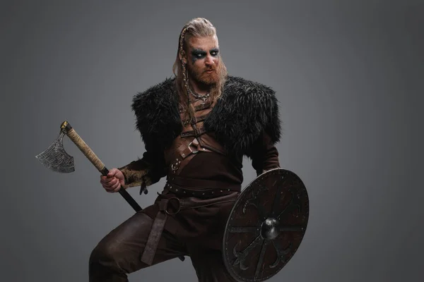 Shot Ancient Viking Vandal Dressed Armor Black Fur Grey Background — Stock Photo, Image
