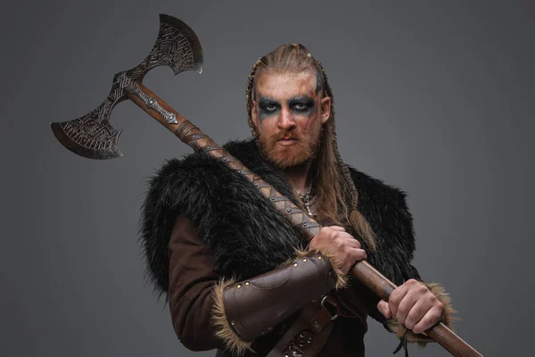 身着皮甲和黑色皮毛的北欧野蛮战士的画像 — 图库照片