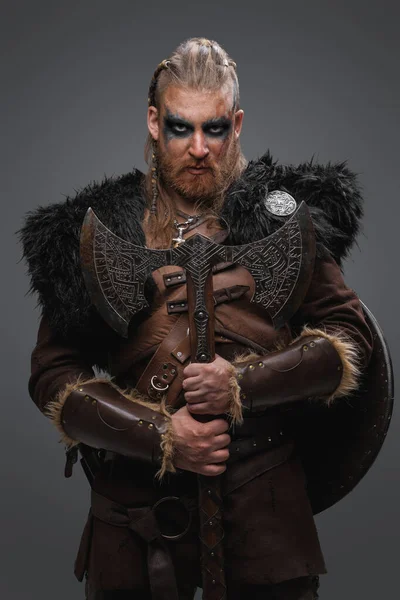 Retrato Viking Determinado Passado Com Pele Preta Segurando Enorme Machado — Fotografia de Stock