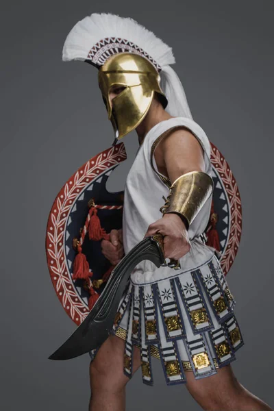 Portret Atakującego Żołnierza Antycznej Greki Ubranego Białą Tunikę Zbroję — Zdjęcie stockowe