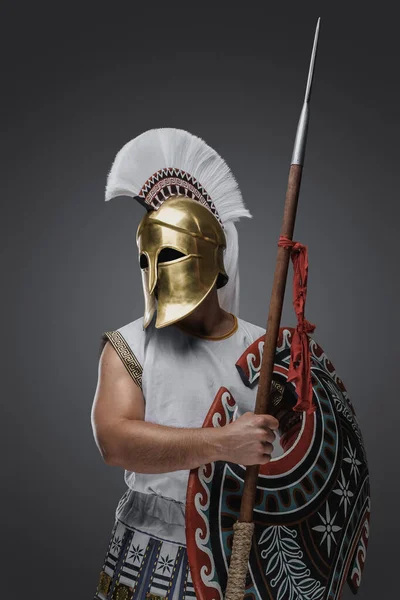 白いチュニックと羽のあるヘルメットを身に着けているアンティークギリシャからの軍人の肖像 — ストック写真