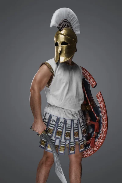 盾を身に着けている本物のギリシャの剣士の肖像ヘルメットとチュニック — ストック写真