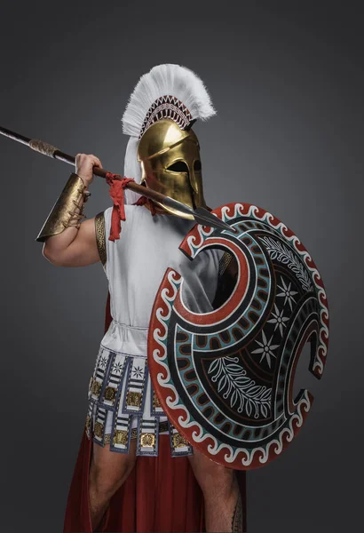 Studio Skott Krigisk Spearman Från Antika Grekland Mot Grå Bakgrund — Stockfoto