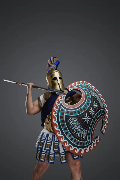 身着头盔和盔甲手持长矛和圆形盾牌的希腊士兵开枪射击 — 图库照片