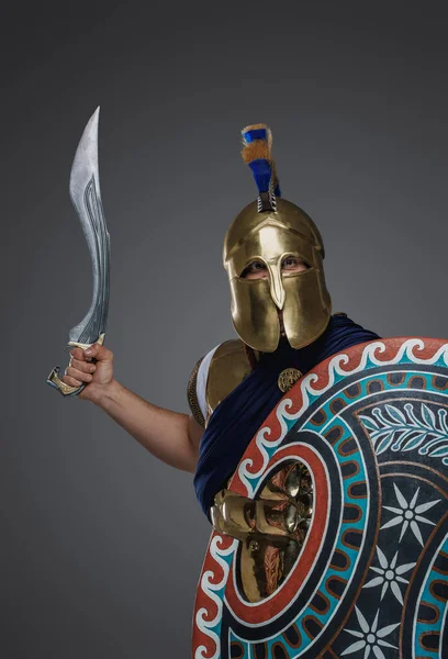 ヘルメットと鎧を保持剣と盾でギリシャからアンティーク剣士のショット — ストック写真