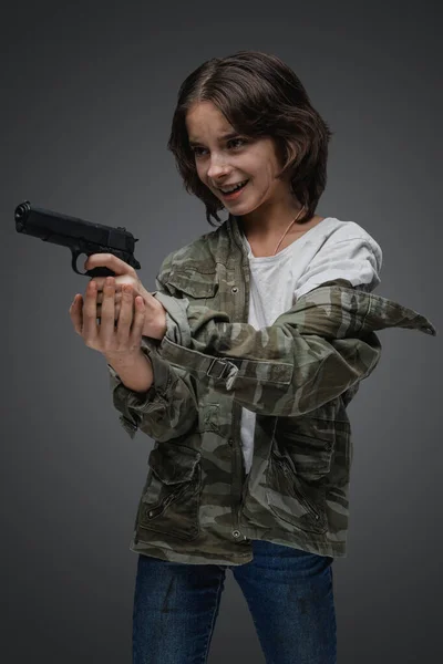 Πυροβολισμός Της Τρελής Νεαρής Κοπέλας Ρούχα Καμουφλάζ Πιστόλι Γκρι Φόντο — Φωτογραφία Αρχείου