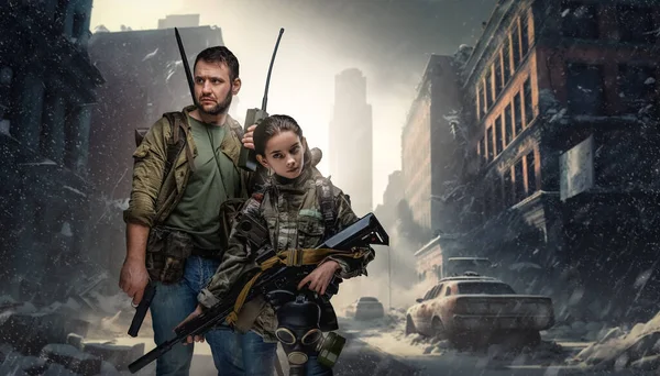雪の街に銃を向けた少女と軍人の作品 — ストック写真