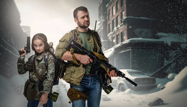 雪の街に銃を向けた少女と軍人の作品 — ストック写真