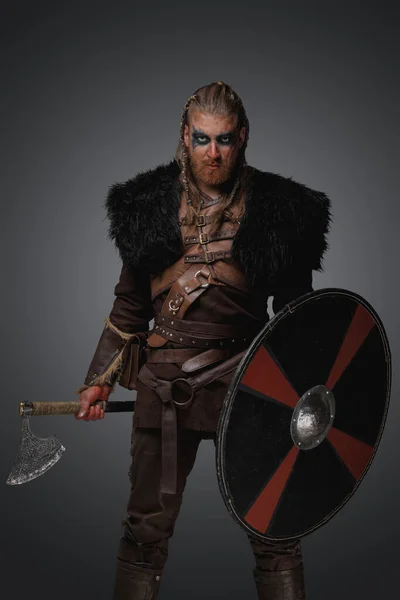 黒毛皮を身に着けている盾と斧で中世のバイキングの肖像 — ストック写真
