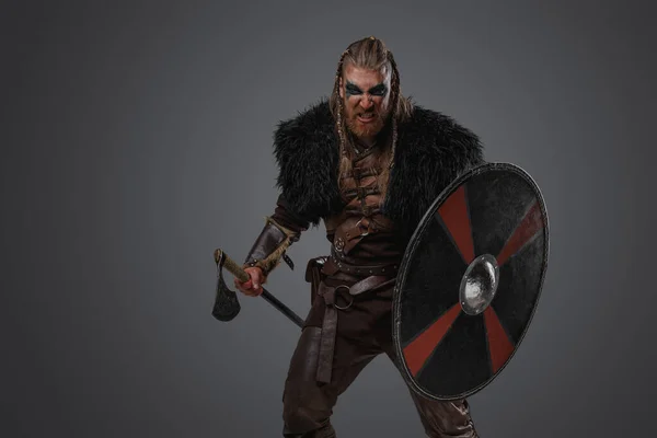Shot Furious Nordic Warrior Dressed Leather Armor Fur Gray Background — Stock Photo, Image