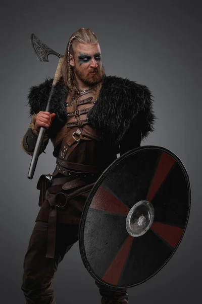 Estúdio Tiro Isolado Fundo Cinza Viking Com Pele Preta Segurando — Fotografia de Stock