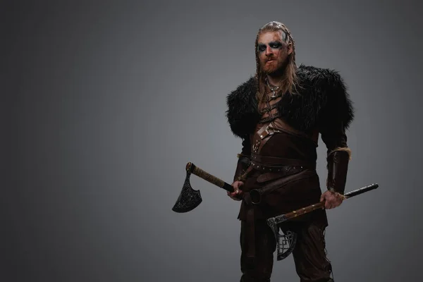Aufnahme Eines Mittelalterlichen Nordischen Barbaren Mit Schwarzem Fell Und Rüstung — Stockfoto