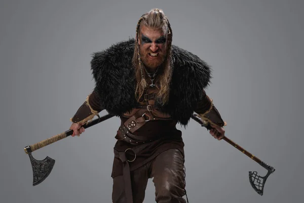 Estudio Furioso Vikingo Antiguo Con Cara Pintada Piel Negra — Foto de Stock