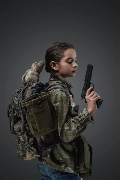 Stúdió Lövés Lány Tizenéves Túlélő Pisztollyal Hátizsák Ellen Szürke Háttér — Stock Fotó