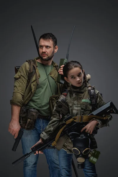 Portrait Man Young Girl Rifle Handgun Surviving Disaster — Stockfoto