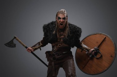 Kuzeyden kalkan ve baltayla antik barbarlara saldırmak..