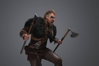 Geyik derisi ve zırh giymiş çift baltalı ağlayan Viking portresi.