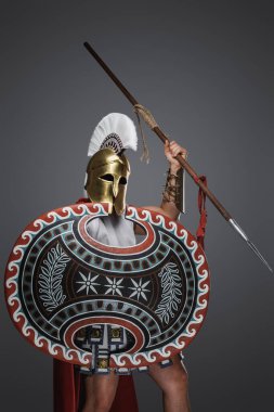 Zırh ve pelerin giymiş antik Yunan Mızrak Stüdyosu.