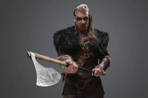 Shot Fearful Barbarian North Dressed Black Fur Holding Huge Axe — Stock Photo, Image