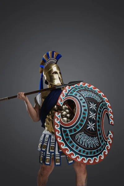 ヘルメットと鎧を着て長い槍と丸みを帯びた盾を持つギリシャの兵士のショット — ストック写真