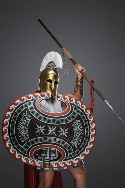 Studio Wściekłego Włóczęgi Starożytnej Grecji Ubranego Zbroję Płaszcz — Zdjęcie stockowe
