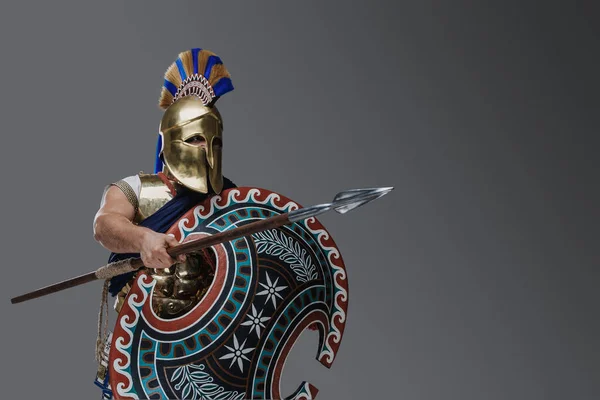 Gri Arka Planda Izole Edilmiş Eski Yunan Mızraklı Savaş Lordu — Stok fotoğraf