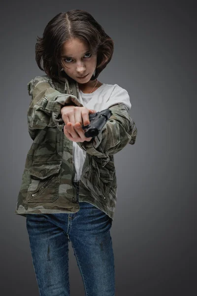 Lövés Merész Fiatal Lány Álcázás Kabát Kézifegyver Szürke Háttér — Stock Fotó