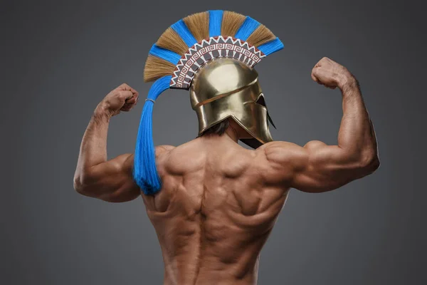 Studio Skott Muskulös Man Från Antika Grekland Mot Grå Bakgrund — Stockfoto