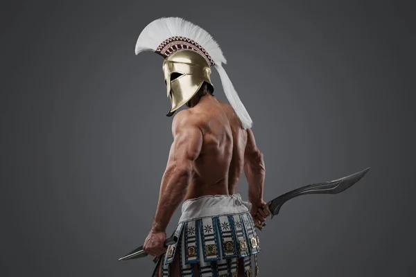 古代ギリシャの灰色の背景の筋肉の戦士に隔離されたショット — ストック写真