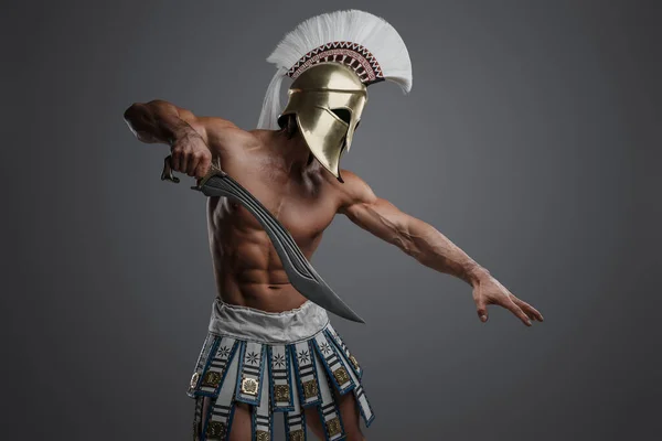 トップレス戦士のショットからギリシャ語とともに完璧な体でグレーの背景 — ストック写真