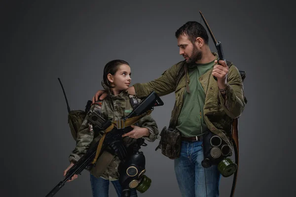 Портрет Мужчины Молодой Девушкой Винтовкой Пистолетом Выжившего После Катастрофы — стоковое фото