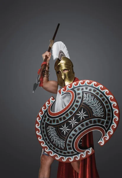 Studioaufnahme Eines Kriegerischen Speerwerfers Aus Dem Antiken Griechenland Vor Grauem — Stockfoto