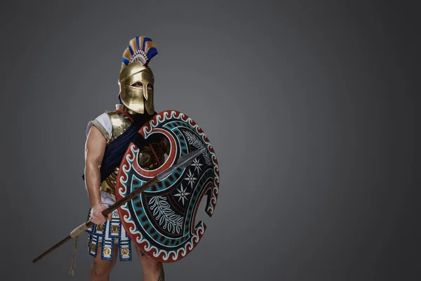 Lövés Elszigetelt Szürke Háttér Ősi Hadúr Görögországból Lándzsával — Stock Fotó