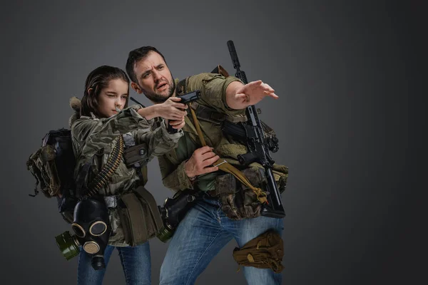 Portrait Man Training Little Girl Shoot Handgun Setting Post Apocalypse — Stock Photo, Image