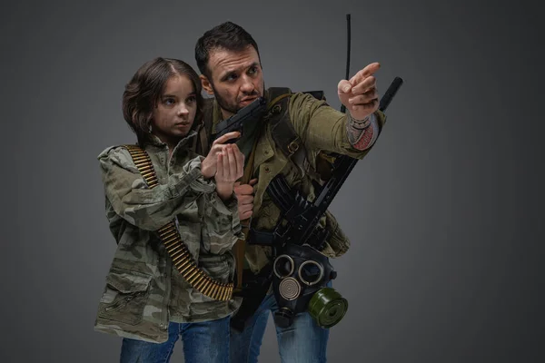Portrait Post Apocalyptic Man Teaching Little Girl Shoot Setting Post — 스톡 사진