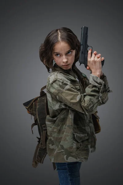 Студийный Снимок Молодой Девушки Обстановке Постапокалипсиса Рюкзаком Пистолетом — стоковое фото