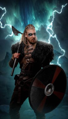 Fırtına ve karlı dağlara karşı siyah kürklü antika Viking sanatı.
