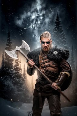 Antik barbarlık sanatı dağlara ve yıldızlı gökyüzüne bakan kameraya bakıyor..