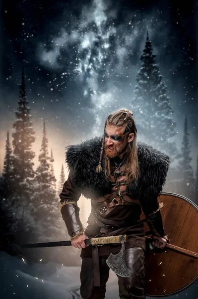 Karlı Orman Yıldızlı Gökyüzüne Karşı Siyah Kürklü Öfkeli Viking Portresi — Stok fotoğraf